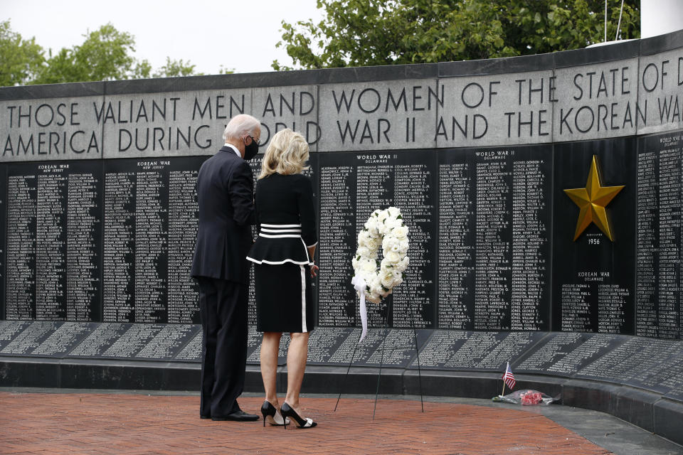 El candidato presidencial demócrata Joe Biden y su esposa Jill Biden hacen una pausa después de colocar una corona en el parque Delaware Memorial Bridge Veterans el lunes 25 de mayo de 2020 en New Castle, Delaware. (AP Foto/Patrick Semansky)