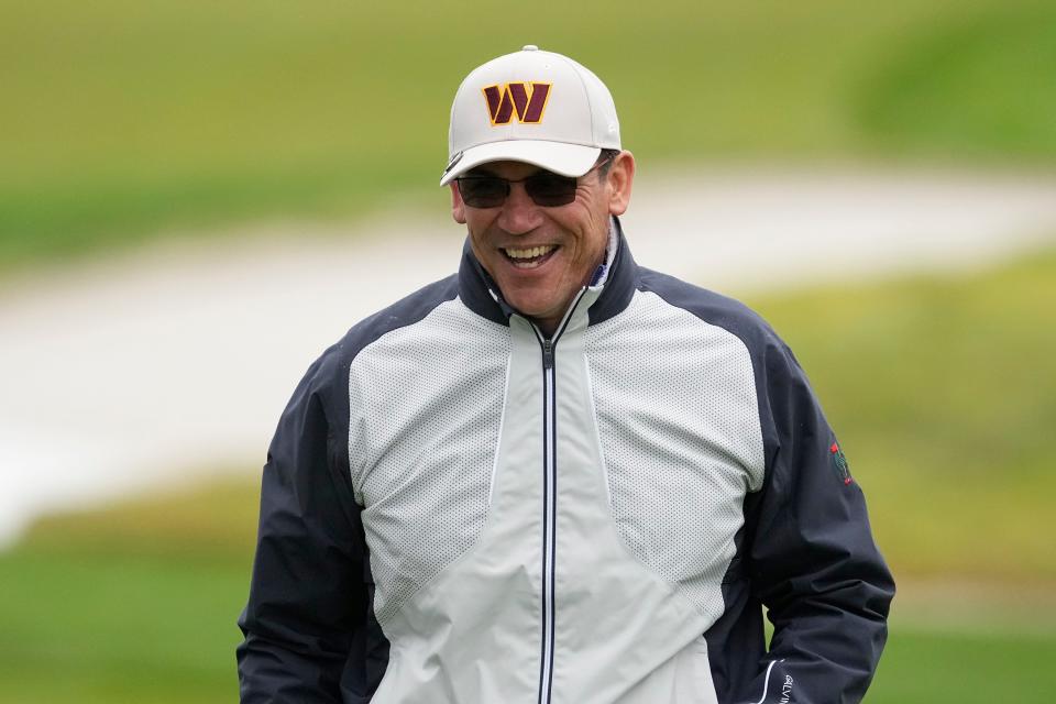 Ron Rivera sonríe en el hoyo 10 durante la segunda ronda del torneo de golf AT&T Pebble Beach Pro-Am en Monterey Peninsula Country Club - Shore Course.