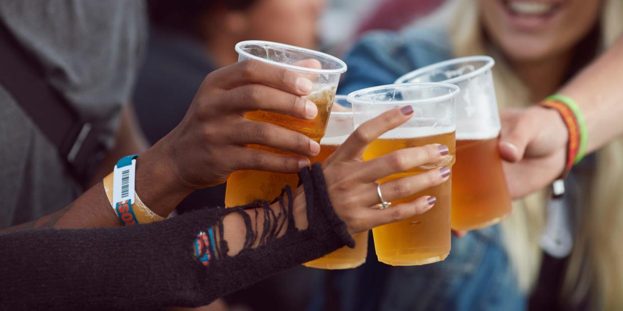 Bier ist nicht das einzige Lebensmittel, das einen Bierbauch verursachen kann, aber es trägt sicherlich dazu bei. - Copyright: Klaus Vedfelt/ Getty Images