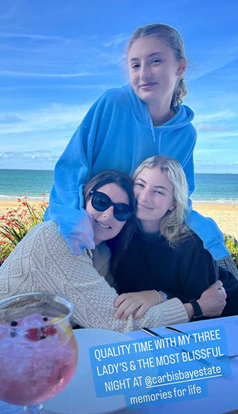 jamie-oliver-daughters-beach