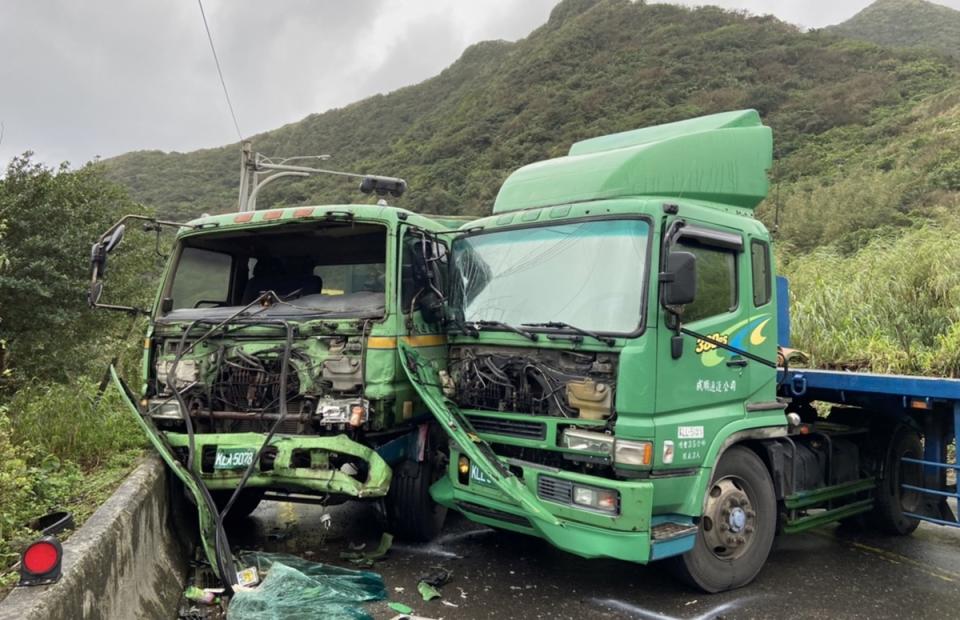 貢寮台2線兩輛曳引車擦撞 道路一度雙向封閉。