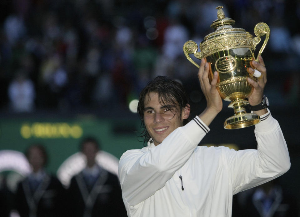 ARCHIVO - Rafael Nadal alza el trofeo de campeón de Wimbledon tras derrotar a Roger Federer en la final del torneo, el 6 de julio de 2008. (AP Foto/Anja Niedringhaus)