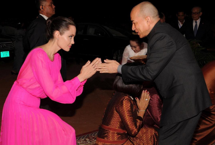 <i>Angelina Jolie met with the King of Cambodia [Photo: Instagram/royal_cambodianmonarchy]</i>