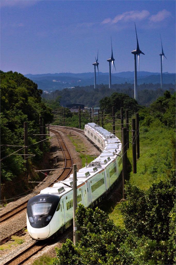 快新聞／台灣首次！台鐵新城際列車EMU3000獲「最佳百大設計」