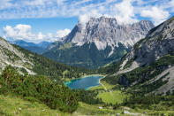 <p>Der Kur- und Skiort in Bayern verdankt nicht nur der unmittelbaren Nähe der Zugspitze seine Beliebtheit bei Touristen, sondern auch der Gastfreundschaft. Damit landet Garmisch-Partenkirchen auf dem dritten Platz, verliert im Vergleich zum Vorjahr allerdings seine Spitzenposition, den ersten Platz. (Foto: ddpimages) </p>