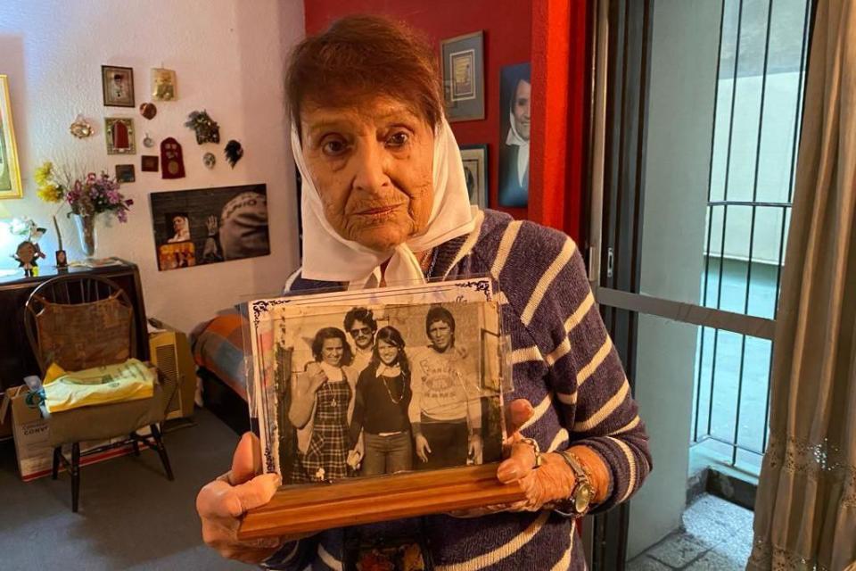 Taty Almeida sostiene la última foto que se sacó con sus tres hijos, incluyendo a Alejandro (de anteojos, a su lado), quien fue detenido y desaparecido en 1975