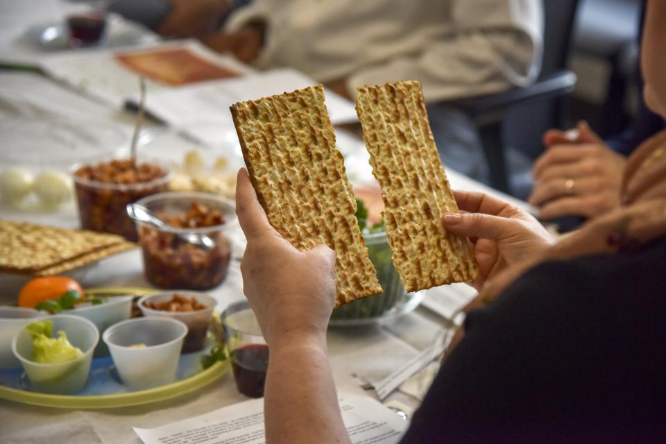 Rabbi Janet Ozur Bass breaks a piece of matzo at an Interfaith Passover seder on April 24, 2019, in Rockville, Maryland. (Photo: Jahi Chikwendiu/The Washington Post via Getty Images)