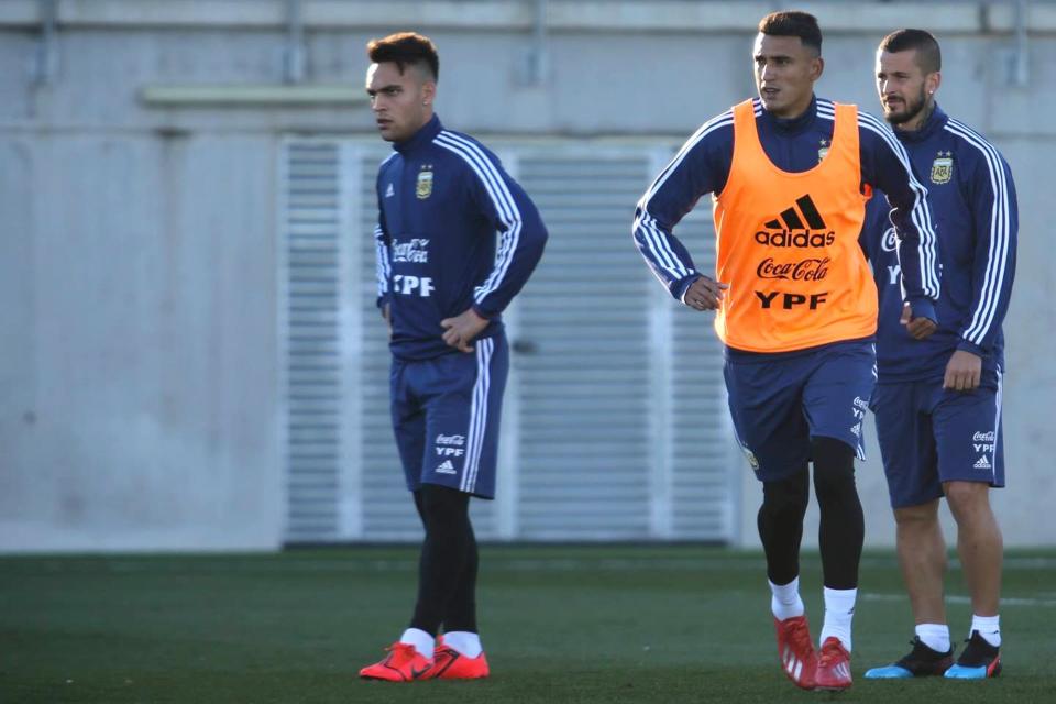 Matías Suárez junto a Acosta y Benedetto en el segundo entrenamiento de la selección