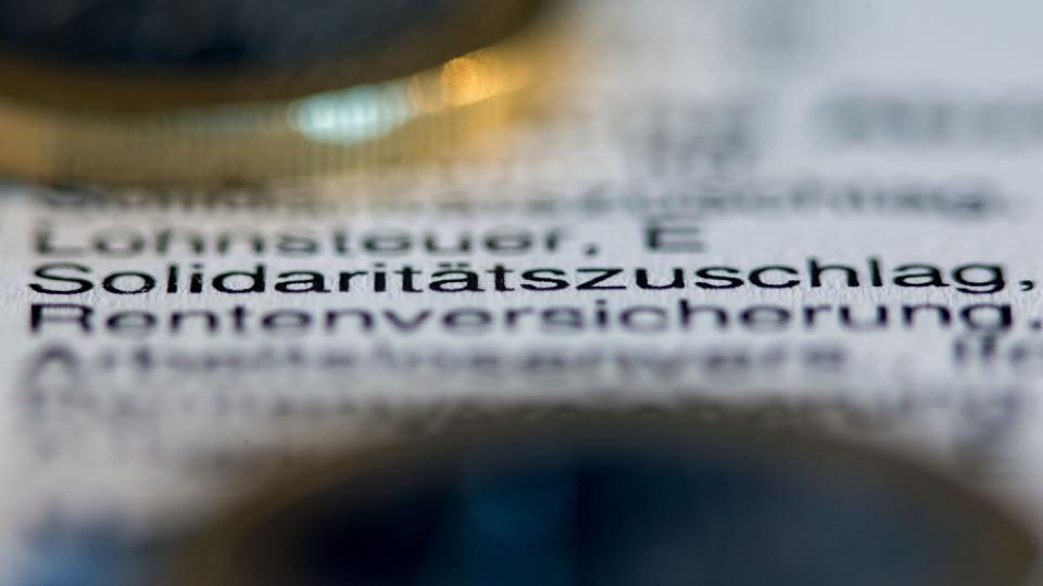 Der Schriftzug «Solidaritätszuschlag» auf einer Lohnabrechnung. Foto: Jens Büttner