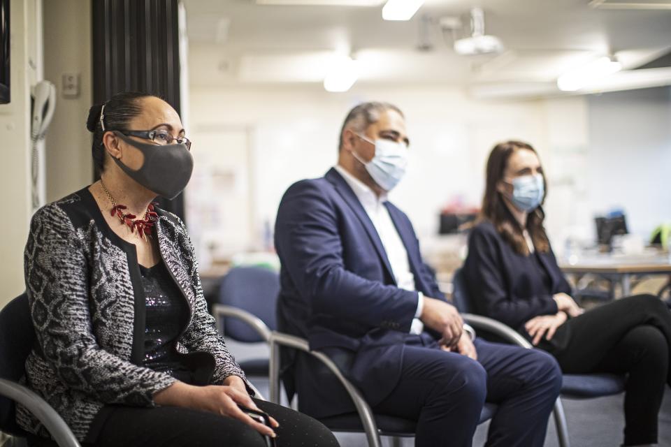 AUCKLAND, NEW ZEALAND - AUGUST 31: New Zealand Prime Minister, Jacinda Ardern, along with Associate Health Ministers, Jenny Salesa and Peeni Henare (Maori Health) pay a visit to Auckland's contact tracing centre at Auckland Regional Public Health Service on August 31, 2020 in Auckland, New Zealand. Face coverings are now compulsory for all New Zealanders over the age of 12 on public transport or planes under current Alert Level restrictions in place across the country. Auckland is currently at Alert Level 2.5 while the rest of New Zealand is at Alert Level 2. (Photo by Lawrence Smith - Pool/Getty Images)