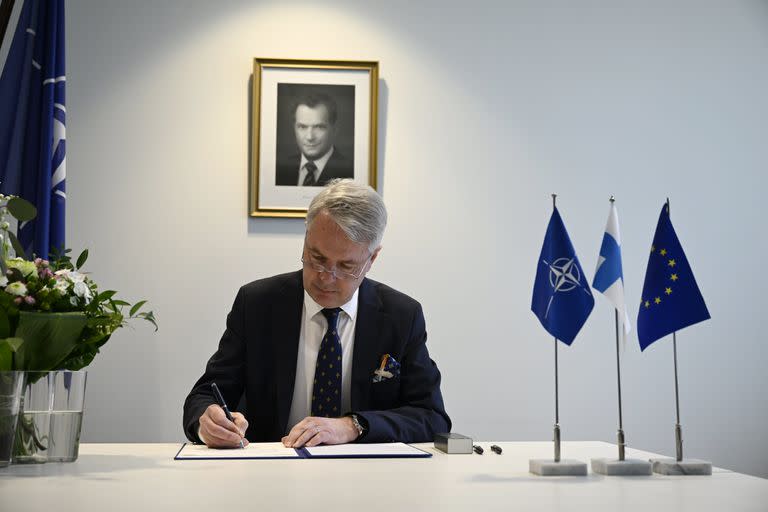 El ministro finlandés de Asuntos Exteriores, Pekka Haavisto, deposita el instrumento de adhesión en Bruselas ante el Gobierno de EE.UU. para que Finlandia se convierta en el 31º Estado miembro de la Organización del Tratado del Atlántico Norte (OTAN) en la sede de la OTAN.