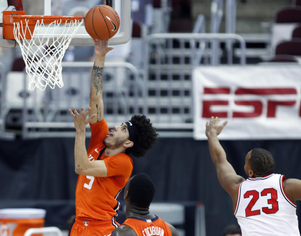 Illinois guard Andre Curbelo, left, goes up to shoot in front of teammate center Kofi Cockburn, center, and Ohio State forward Zed Key during the first half of an NCAA college basketball game in Columbus, Ohio, Saturday, March 6, 2021. (AP Photo/Paul Vernon)