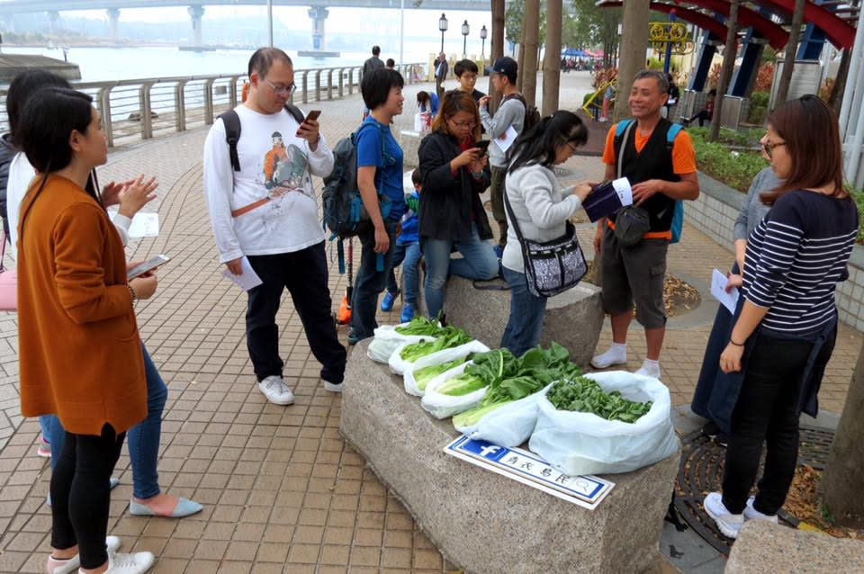 青衣島民曾發起共購，聚集居民向本地菜農買菜。青衣島民Facebook圖片