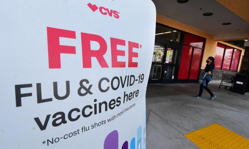 Los investigadores en salud pública recomiendan seguir la guía de los CDC para obtener las últimas vacunas contra covid y la influenza para evitar hospitalizaciones y muertes por estas enfermedades y reducir las posibilidades de enfermarse. 