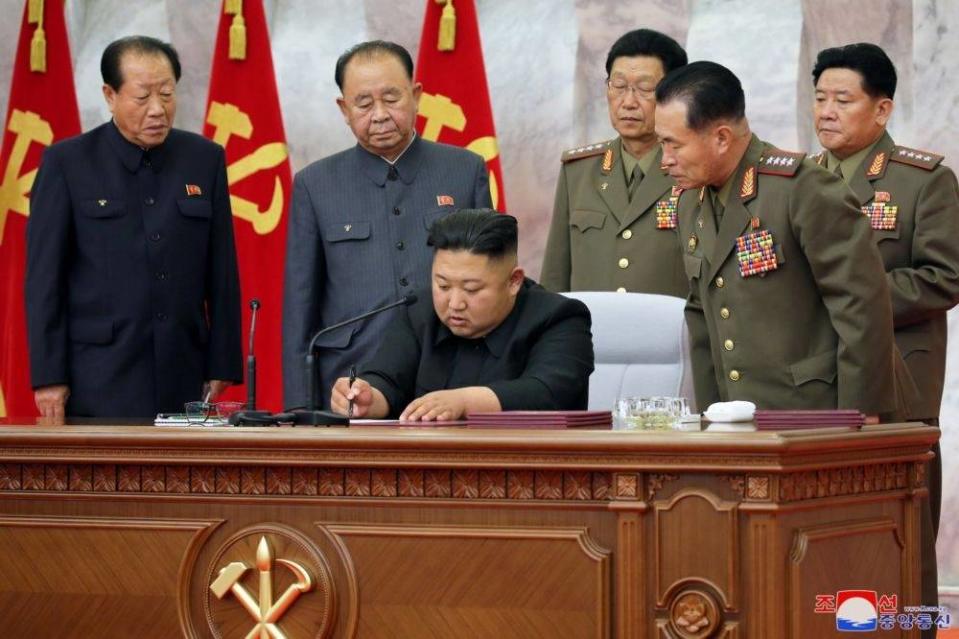 北韓人民軍「一號人物」、朝鮮勞動黨中央委員會副委員長兼書記朴正天（右側站立者）傳遭到免職，原因、去向不明。&nbsp;&nbsp;&nbsp;圖：翻攝朝中社（資料畫面）