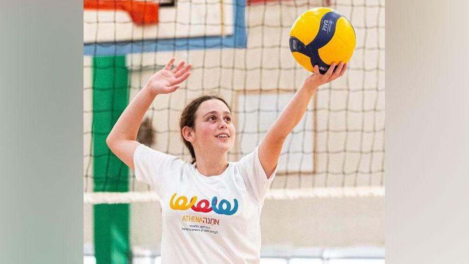 Maayan Idan jugando voleibol