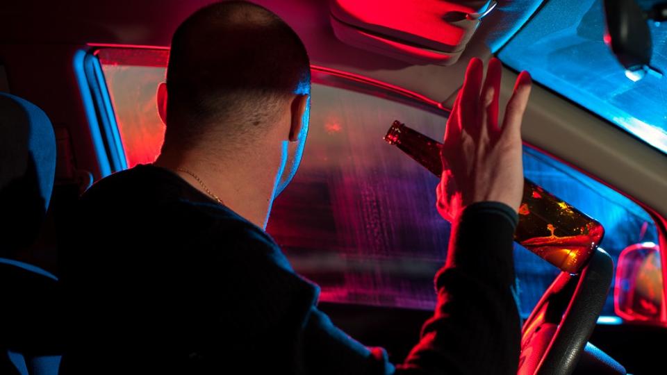 美國國會提出2026年新車須加裝駕駛生理監控設備，能在駕駛飲酒狀態下限制駕駛。(圖片來源/ 達志影像Shutterstock)