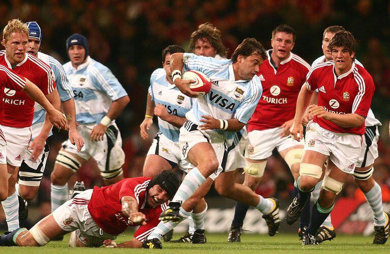 Nicolás Fernández Miranda encabeza el ataque de los Pumas ante los British Lions, en un encuentro jugado en 2005