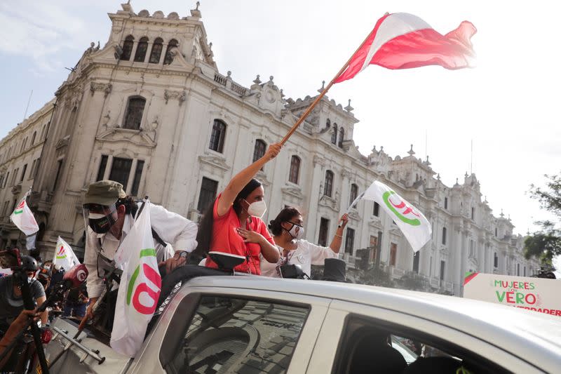 La candidata presidencial de Perú Verónika Mendoza sostiene una bandera nacional durante un mitin de clausura de campaña, en Lima, Perú