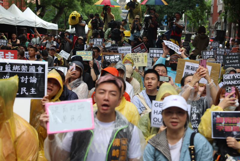 立院續審國會職權修法  民眾齊聚喊口號（1） 立法院會24日繼續處理國會職權修正相關法案，台灣 公民陣線、經濟民主連合、公投護台灣聯盟、台灣民 主實驗室等民團發起立院集結行動，號召民眾齊聚青 島東路喊口號，訴求將法案退回委員會重審。 中央社記者趙世勳攝  113年5月24日 