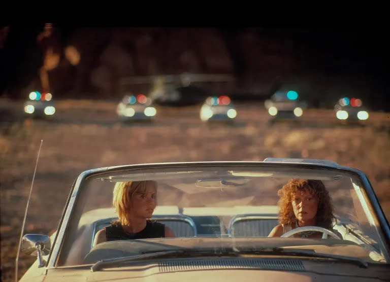 Thelma y Louise (Geena Davis y Susan Sarandon) antes del instante final de la película de Ridley Scott: entregarse o acelerar a fondo...