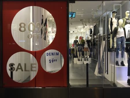 Una tienda de H&M con ofertas en su ventana en Nueva York, Estados Unidos. 11 agosto 2016. El gasto del consumidor en Estados Unidos se mantuvo sin cambios en marzo por segundo mes consecutivo, y la tasa de inflación mensual general se desaceleró por primera vez en el año, confirmando una demanda local débil en el primer trimestre. REUTERS/Joe White