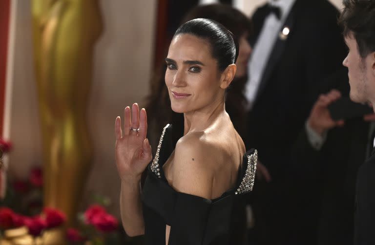 Jennifer Connelly distinguida y elegante con el cabello recogido y hombros al descubierto