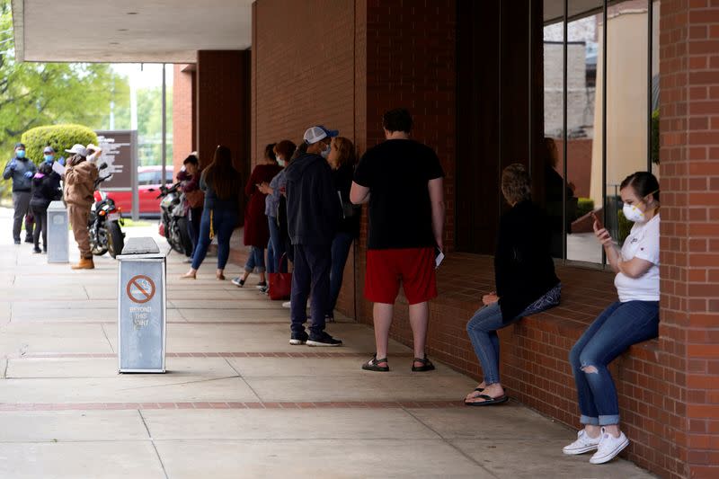 Imagen de archivo de personas que perdieron su trabajo esperando para solicitar ayuda por desempleo en medio del brote de coronavirus en Arkansas, EEUU