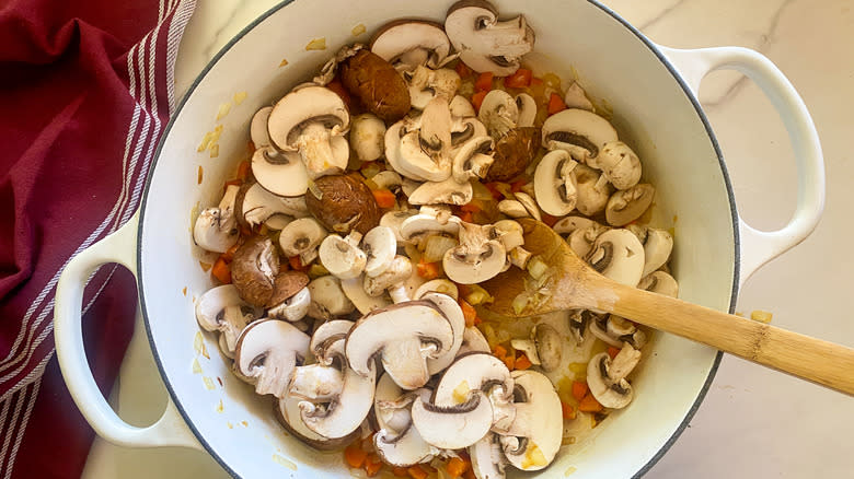 mushrooms in pot