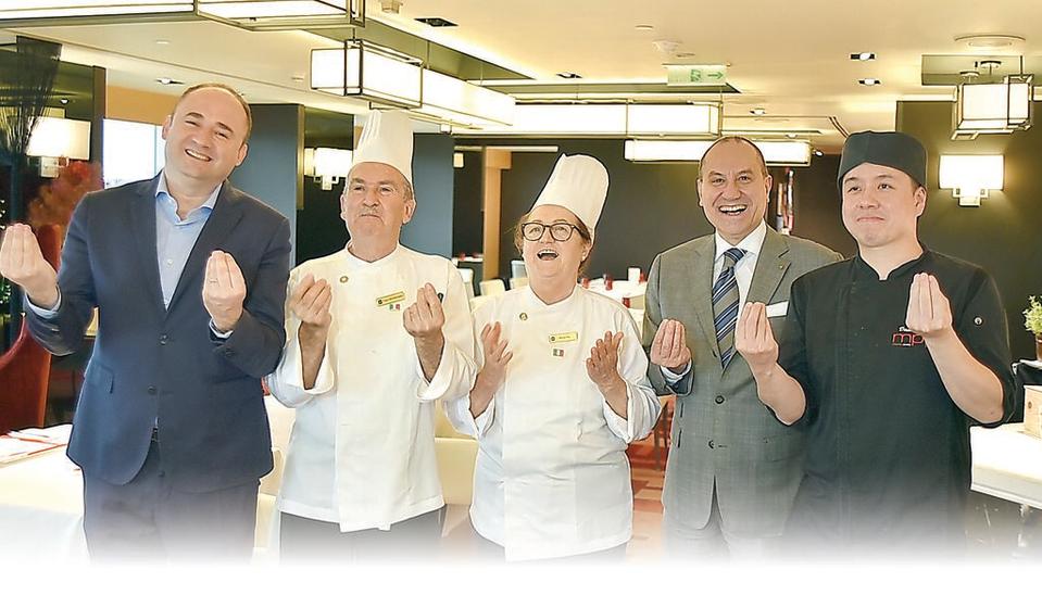 新加坡香格里拉瀑布餐廳義籍經理安德里亞諾·卡爾博蒂（Andreano Carbotti，左起）、父親米開朗基羅·卡爾博蒂（Michelangelo Carbotti）、母親瑪麗亞·馬泰拉（Maria Matera）、台北遠東香格里拉總經理萬佐東（Marco Vazzoler）與馬可波羅餐廳主廚徐維志。圖／姚舜
