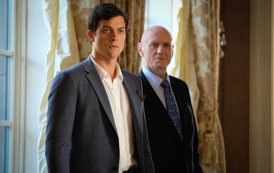 Alan Dale (rechts, mit James Mackay) wiederum machte sich schon vor "O.C., California" einen Namen im TV-Business. Daher schien es ihm kaum schwerzufallen, danach weiter an gute Rollen zu kommen. Zuletzt war er beispielsweise bei dem Netflix-Reboot des "Denver Clans", "Dynasty", zu sehen. (Bild: Netflix)