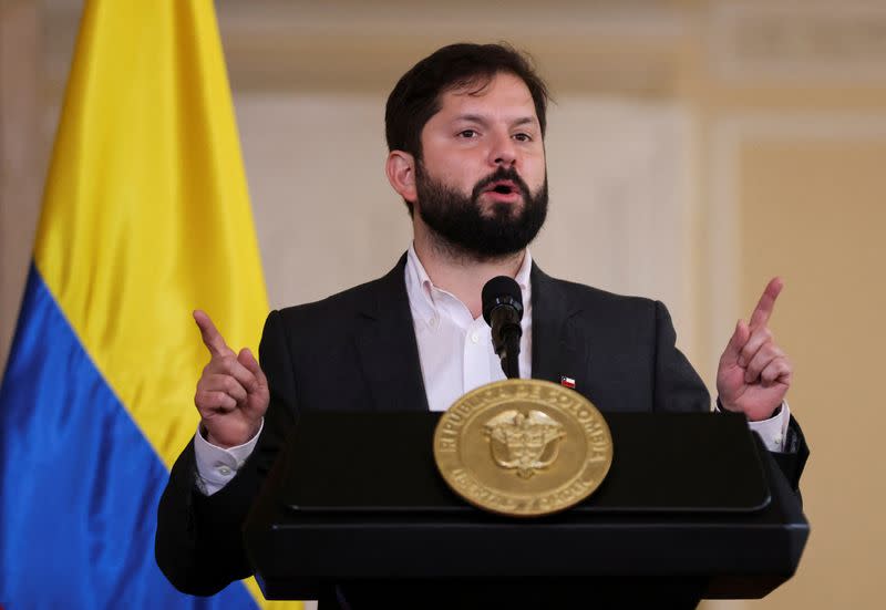 El presidente de Chile, Gabriel Boric, habla a la prensa después de un encuentro con su homólogo de Colombia, Gustavo Petro, en la Casa de Nariño, en Bogotá