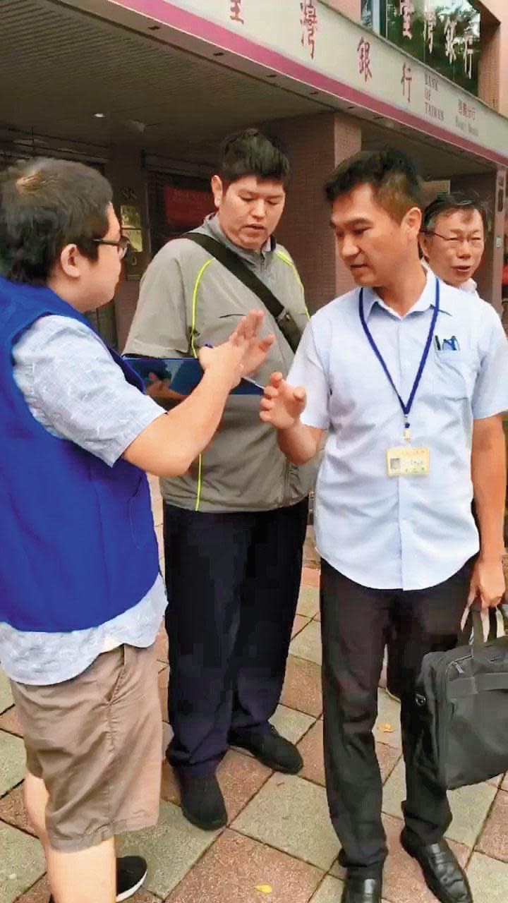 羅宜（穿著深藍色背心者）日前到公車站堵台北市長柯文哲，逼得柯文哲放棄公車改搭公務車。（翻攝羅宜臉書）