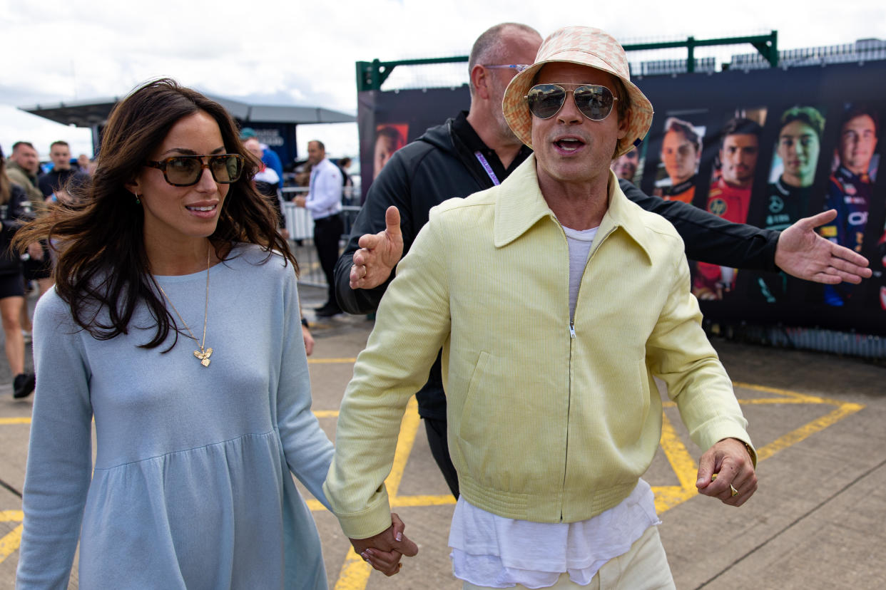 Brad Pitt y su novia Inés De Ramón en el circuito de Silverstone en Northampton. (Photo by Kym Illman/Getty Images)