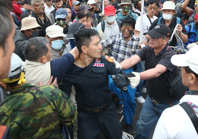 反軍人年金改革團體八百壯士日前衝撞立法院爆發衝突，圖片來源：中央社