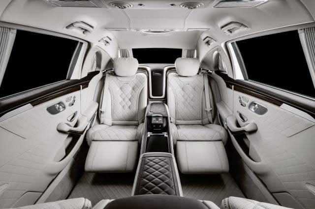 Mercedes-Maybach S 650 Pullman; Exterieur: Obisidianschwarz, Schmiederad 20 Zoll im 10-Loch Design; Interieur: Leder designo Exclusive seiden beige /satin rot, Zierelement Wurzelnuss glÃ¤nzend;Kraftstoffverbrauch kombiniert: 14,6 l/100 km, CO2-Emissionen kombiniert: 330 g/km*Mercedes-Maybach S 650 Pullman; exterior: obsidian black, 20-inch 10-hole forged wheels; interior: leather designo Exclusive silk beige/satin red, High-gloss brown burr walnut wood trim;Fuel consumption combined: 14.6 l/100 km, combined CO2 emissions: 330 g/km*