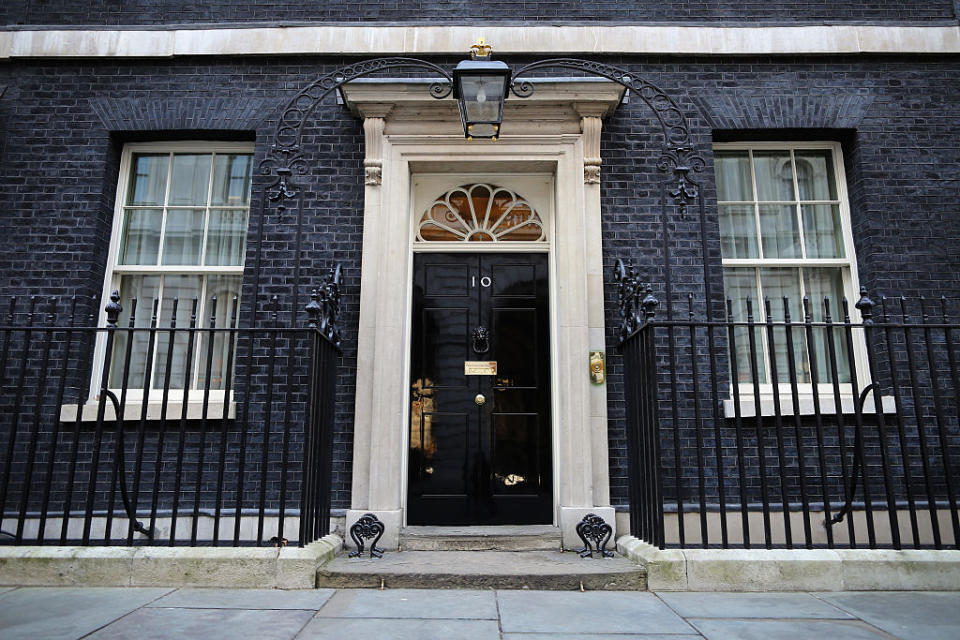 Dies sind die Häuser, in denen die Staatsoberhäupter leben. Großbritannien: 10 Downing Street. Ort: London. Aktuelle Bewohnerin: Premierministerin Theresa May. Interessant: 10 Downing Street ist seit 1735 das Zuhause britischer Premierminister.