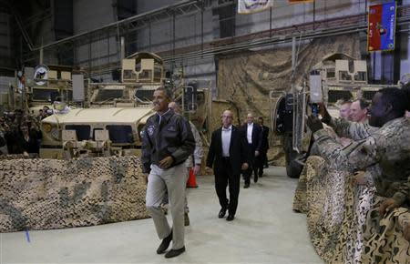 U.S. President Barack Obama is greeted by U.S. troops deployed in Afghanistan during an unannounced visit to Bagram Air Base in Kabul, May 25 2014. (REUTERS/Jonathan Ernst)