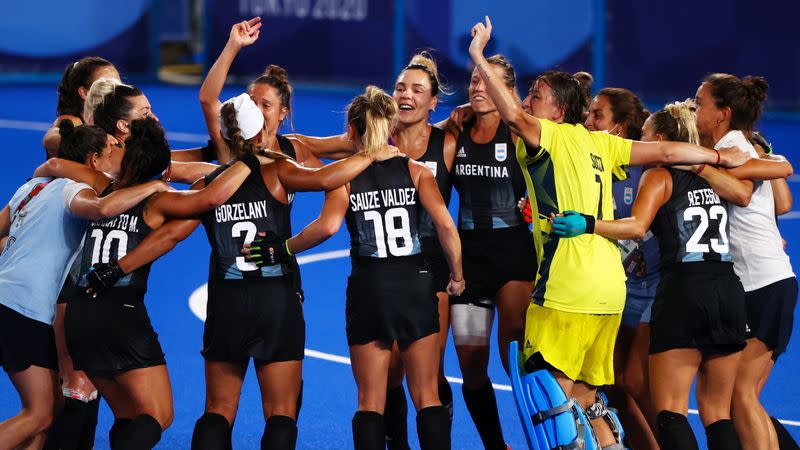 Foto del miércoles de las jugadoras argentinas celebrando el pase a la final del hockey sobre césped femenino.