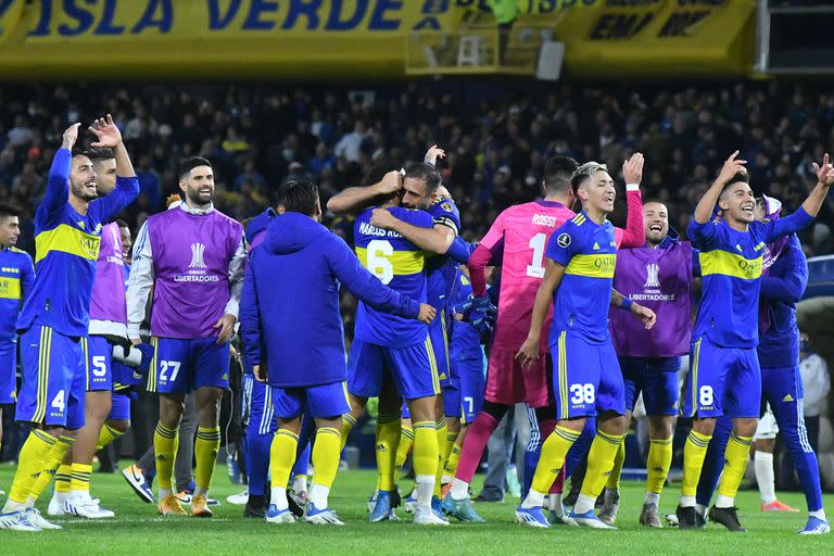 Los jugadores de Boca terminaron cantando con la gente tras el triunfo ante Deportivo Cali por 1-0, en la Bombonera