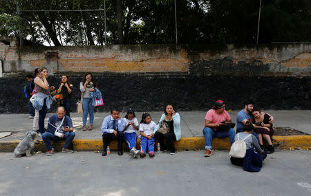 People and children are seen on a street after an earthquake in Mexico City, Mexico September 19, 2017. REUTERS/Claudia Daut