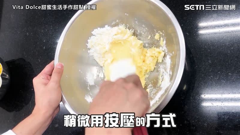 在軟化奶油中加入過篩的糖粉，用按壓的方式拌均勻。（圖／Vita Dolce甜蜜生活手作甜點 授權）