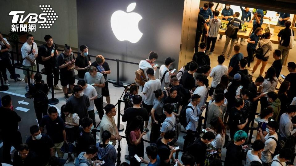 中國市場競爭加劇對於蘋果造成壓力。去年9月，iPhone15上市時，中國的果粉們大排長龍。（圖／達志影像路透社）