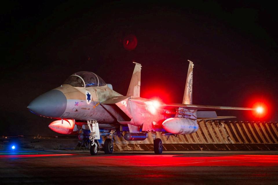 以色列國防軍2024年4月14日發布照片，以色列空軍F-15鷹式戰鬥機準備升空執行攔截伊朗無人機的任務。路透社