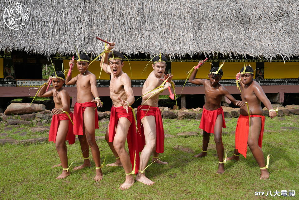楊一展(左三)、鄒承恩(右三)在帛琉體驗當地「戰士舞」。（圖／八大電視）