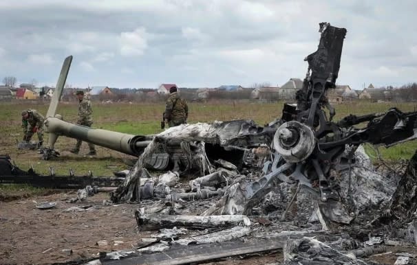 烏軍在年末成功破壞俄軍大量裝備。圖為俄軍在戰場上墜毀的直升機。   圖 : 翻攝自騰訊網/墨甲戰刃