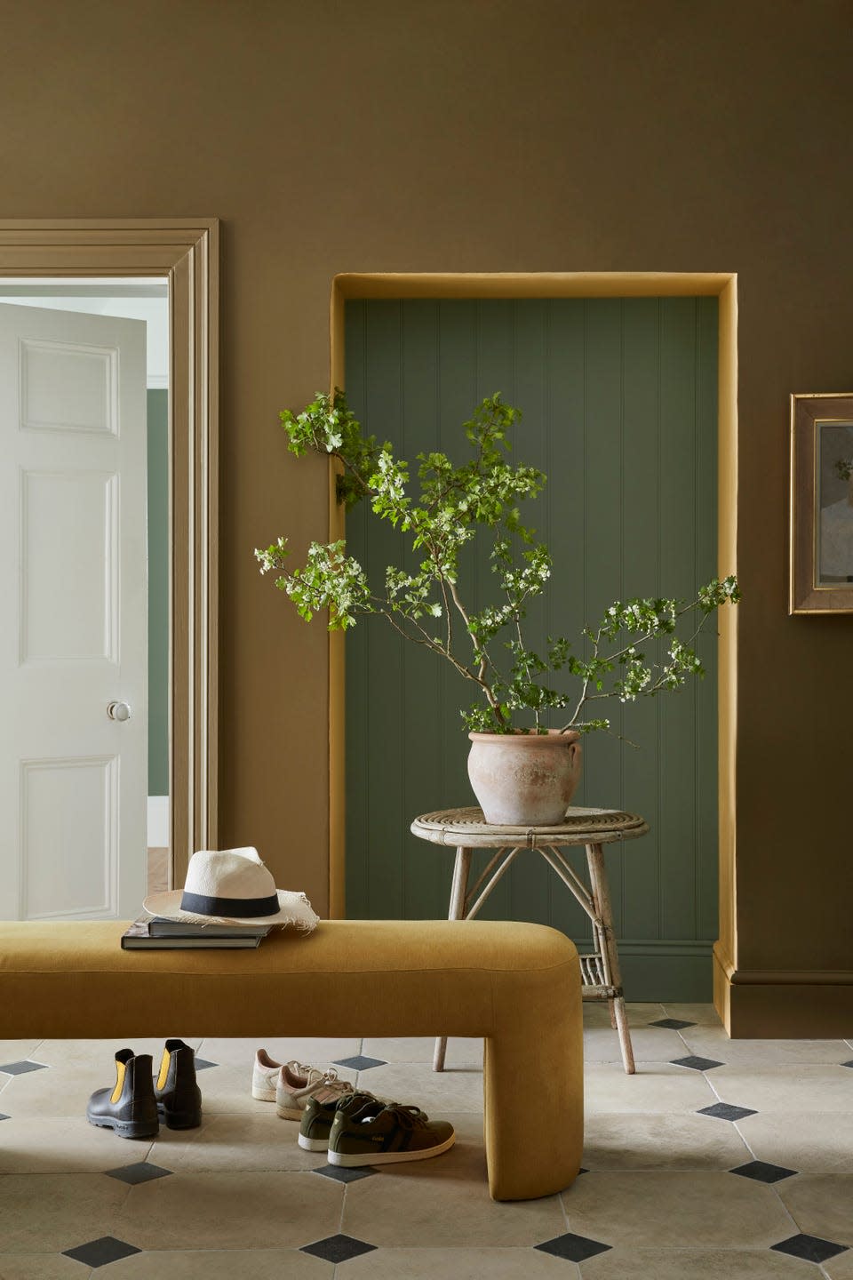 hallway with yellow paint using double drenching technique