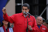 Venezuela's President Nicolas Maduro holds a crucifix as he speaks during a pro-government rally at Miraflores Palace in Caracas, Venezuela October 25, 2016. REUTERS/Carlos Garcia Rawlins