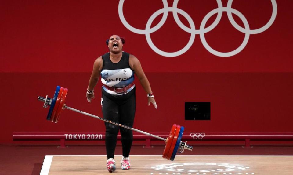 Emily Campbell celebrates her silver win in Tokyo.