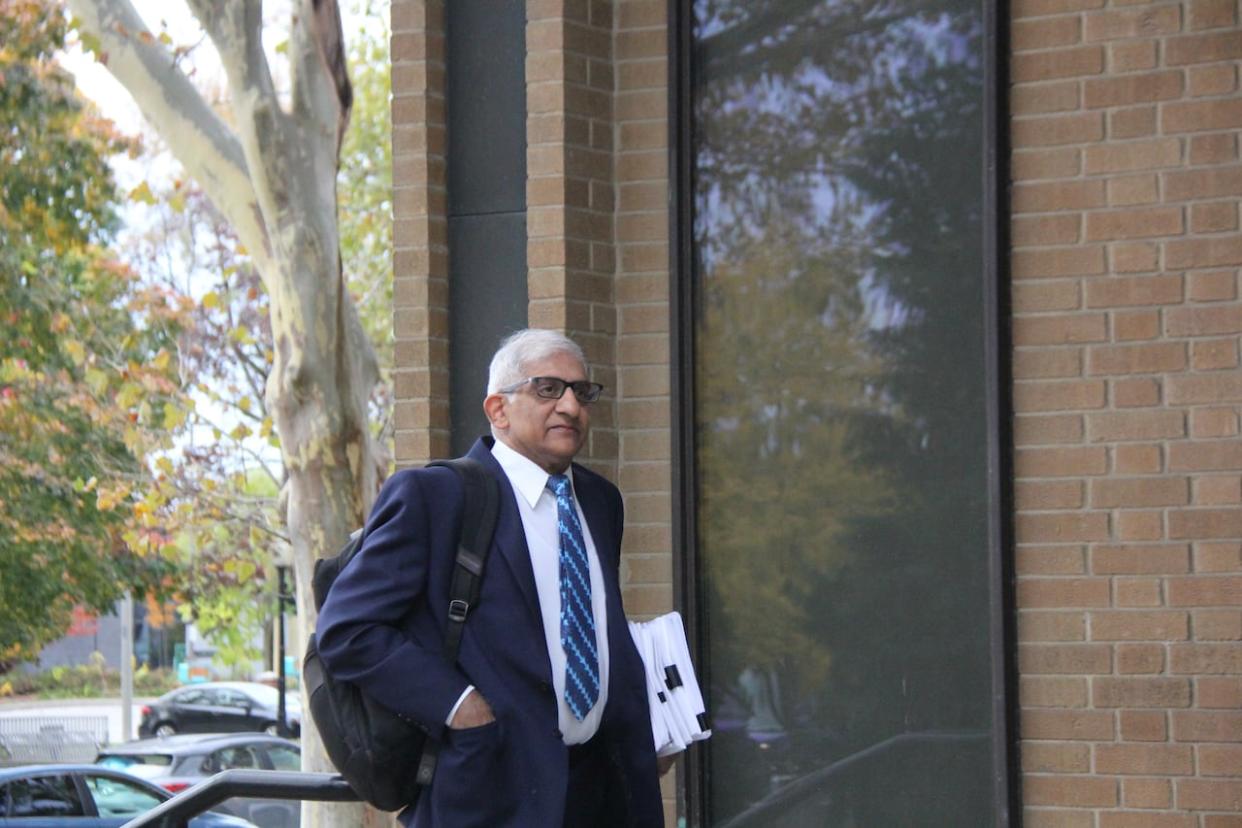 Dr. Julian Gojer enters Ontario Superior Court in Windsor to testify at the murder-terror trial of Nathaniel Veltman, the 22-year-old accused in the June 6, 2021, truck attack on a Muslim family in London. Gojer met with the accused several times, including in jail and in a psychiatric hospital, to assess him. (Michael Evans/CBC - image credit)